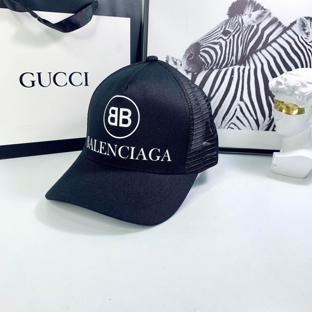 Chiếc mũ của Balenciaga có gì đặc biệt khiến tín đồ thời trang mê mẩn   Thời trang  Việt Giải Trí