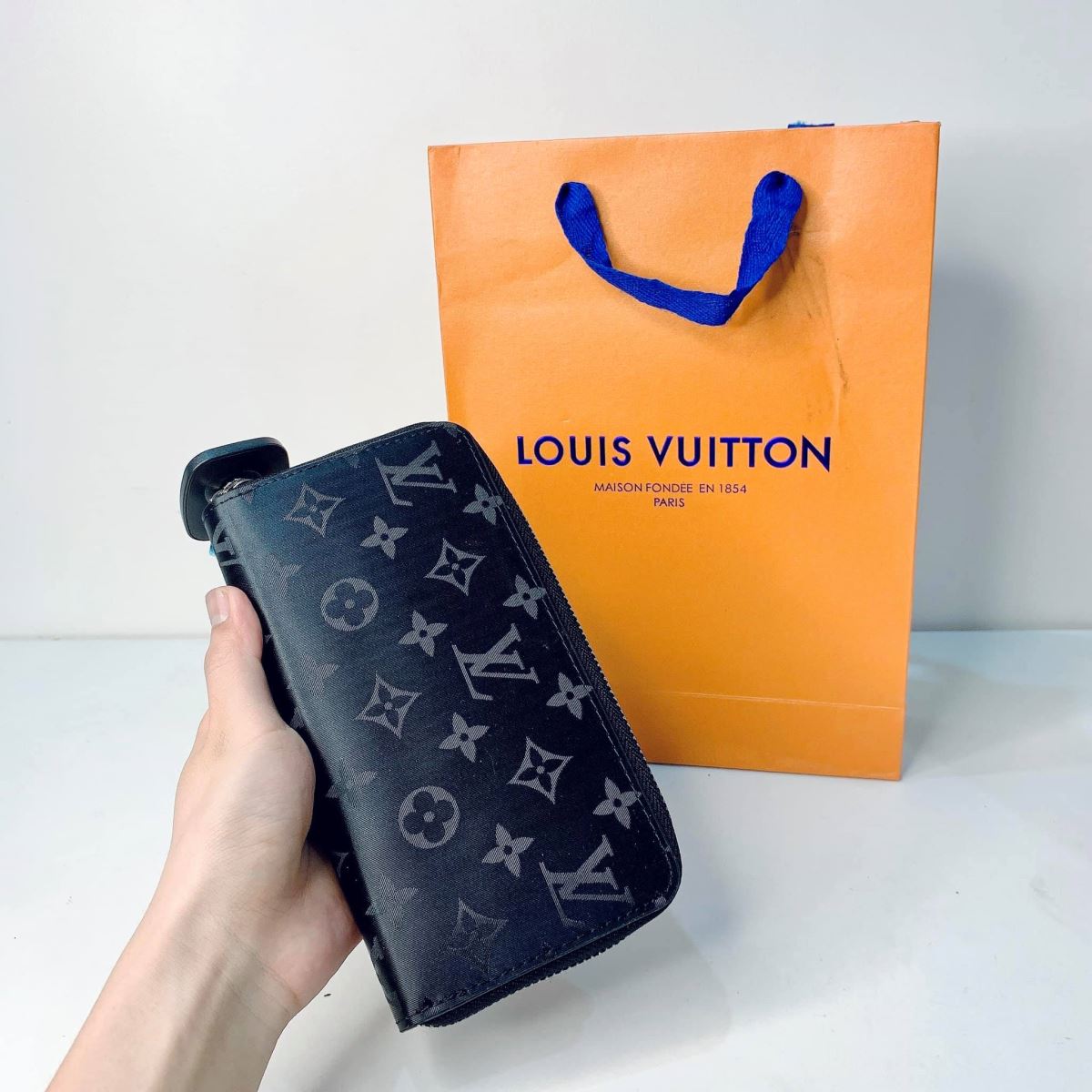 Bóp cầm tay Louis Vuitton nam chính hãng lịch lãm mã M30285